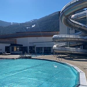 Buitenaanzicht glijbaan thermen st. kathrein